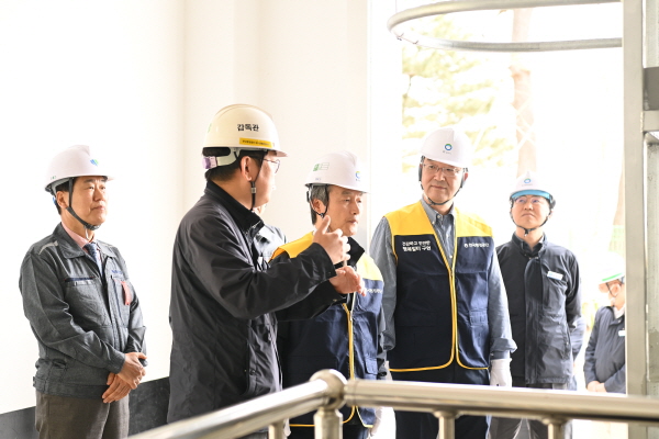 한국환경공단 안병옥 이사장(왼쪽에서 세 번째)이 21일 오전 울진군 울진 하수관로 정비사업 현장에서 현장 안전 점검을 하고 있다.