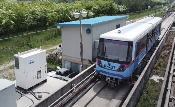지난 2020년 한국철도기술연구원이 개발한 경전철용 무선급전시스템 모습.(사진제공 : 국토부)