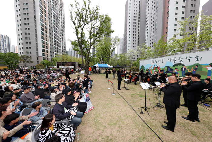 ‘영종센트럴푸르지오자이’ 잔디광장에서 개최된 ‘푸르지오 가든 음악회’ 현장.