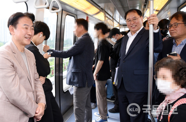 김동근 경기 의정부시장이 의정부경전철을 타고 시민들과 대화하는 모습. (사진=의정부시청)