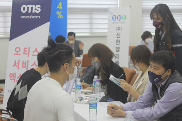 한국승강기대학교가 6월 1일 승강기업계 만을 대상으로 한 취업박람회를 개최한다. 사진은 지난해 1회 상담 모습.