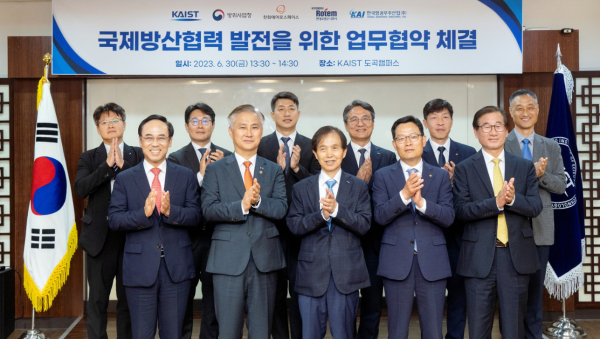 앞줄 왼쪽부터 현대로템 이용배 사장, 방위사업청 엄동환 청장, KAIST 이광형 총장, 한화에어로스페이스 손재일 사장, 한국항공우주산업(KAI) 강구영 사장이 국제방산협력을 위한 업무협약 체결 후 기념촬영을 하고 있다.(사진제공 : 현대로템)