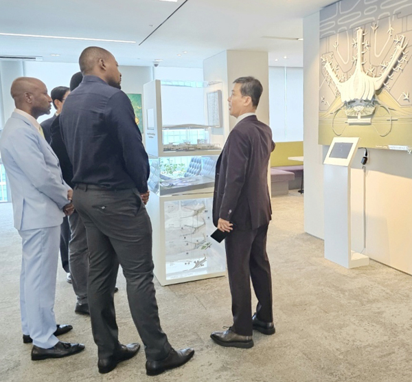 탄자니아정부 고위 관계자들이 희림 본사를 방문, 프로젝트에 대한 설명을 듣고 있다.