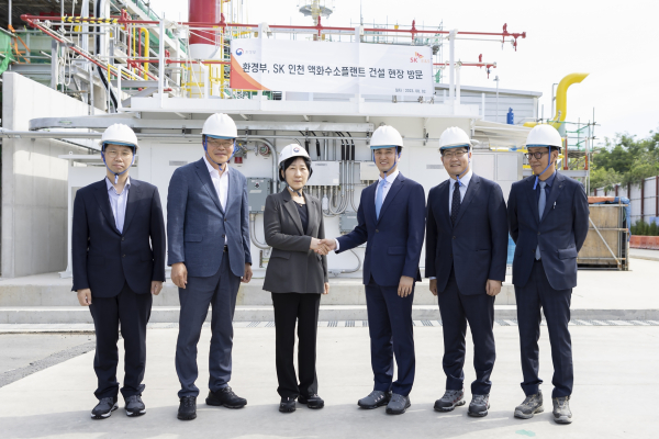 (왼쪽부터) 류필무 환경부 대기미래전략과장, 박연재 환경부 대기환경정책관, 한화진 환경부 장관, 추형욱 SK E&S 대표이사 사장, 권형균 SK E&S 수소부문장, 하형은 SK E&S 수소엔지니어링그룹장이 2일 SK E&S 인천 액화수소플랜트 건설 현장을 둘러본 뒤 기념촬영을 하고 있다.