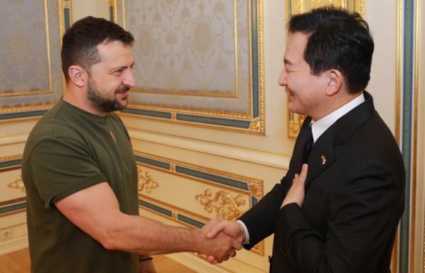 원희룡 국토부 장관(오른쪽)이 젤렌스키 우크라이나 대통령을 만나 악수하고 있다.(사진제공 : 국토부)