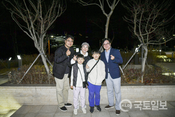 김병수 경기 김포시장이 애기봉을 찾은 시민(가족)과 기념사진을 촬영하고 있다. (사진=김포시청)