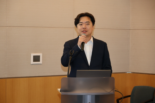 '해상풍력 안전보건 세미나'에서 최우진 한국풍력산업협회 대외협력부회장이 환영사를 하고 있다.