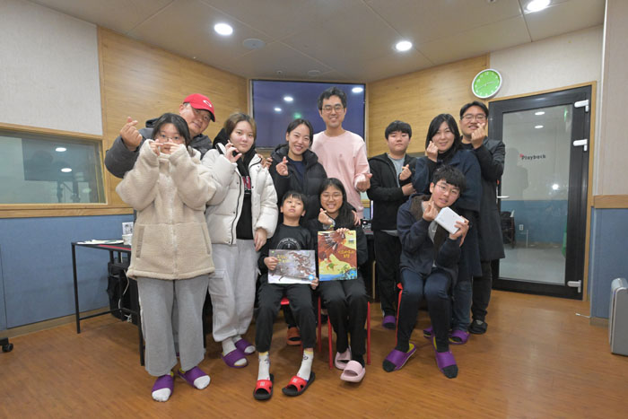 (주)한화 임직원 및 가족들이 독서취약계층 아동 지원을 위한 '목소리 재능 기부' 봉사활동에 참여했다.