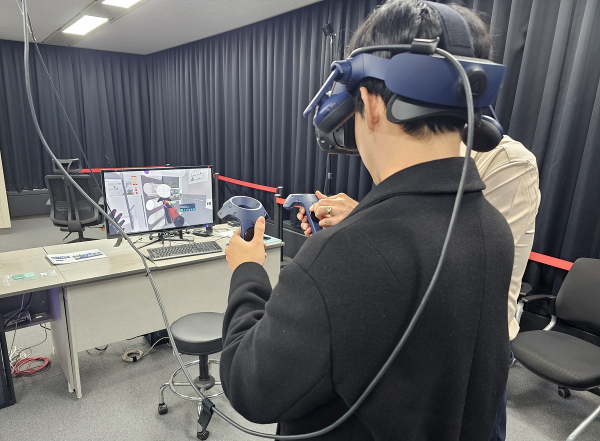 시연회 참석자가 21일 코레일 대전사옥에서 신규도입 철도차량의 내부를 VR로 체험하고 있다.
