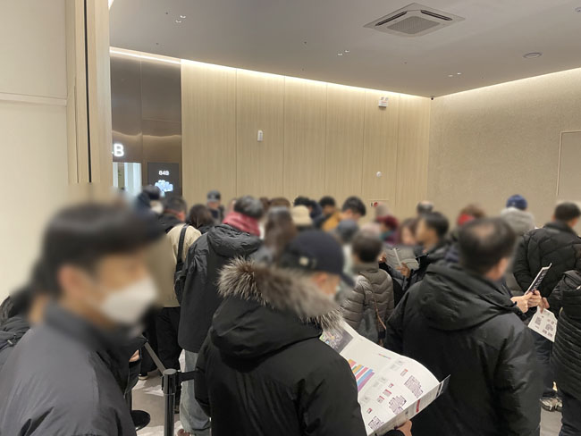 ‘서산 센트럴 아이파크’ 견본주택을 찾은 방문객들이 유니트를 둘러보기 위해 줄 서 있다.