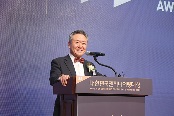 ​​​​​​​한국엔지니어링협회 이해경 회장이 ‘제2회 대한민국 엔지니어링 대상 시상식’에서 환영사를 하고 있다.