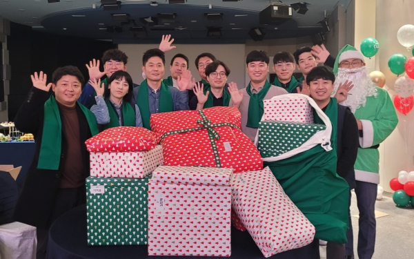 코레일 직원들이 13일 초록우산 산타원정대 행사에 참여해 지역 소외계층 어린이를 위한 크리스마스 선물을 전달했다.