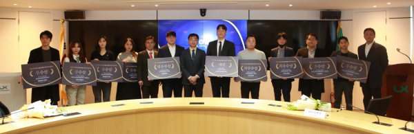 ‘제8회 공간정보 활용 창업 아이디어 공모전 시상식’이 오늘(26일) LX공간드림센터(서울)에서 개최된 가운데 ‘배차킹’을 개발한 (주)에이치케이로지스틱스 등이 대상을 수상했다.