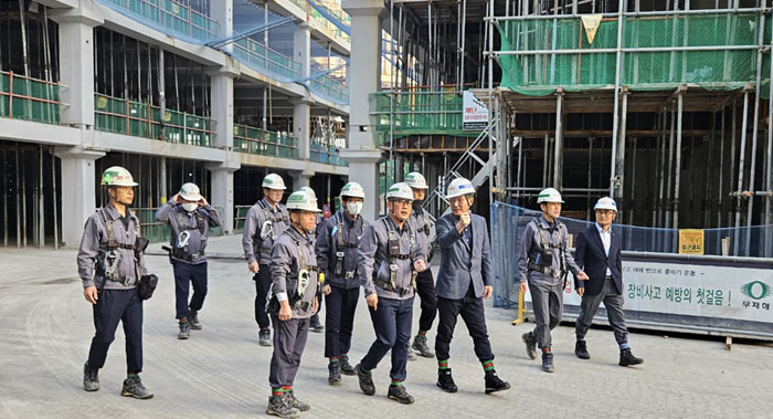 박홍근 HDC현대산업개발 시공혁신단장(사진 맨 앞줄 왼쪽에서 세 번째)이 2023년 10월 잠실진주재건축 현장을 방문해 구조자문을 하고 있다.