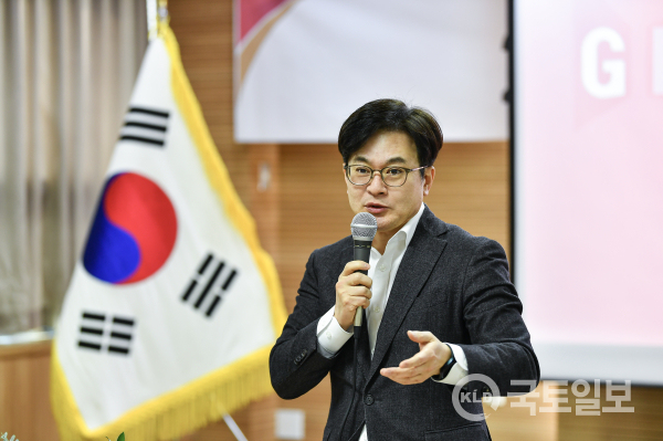 김병수 경기 김포시장이 신년인사회를 겸한 읍면동 현장소통에 나선 가운데, 지난 26일 풍무동 주민들과 만난 모습. (사진=김포시청)