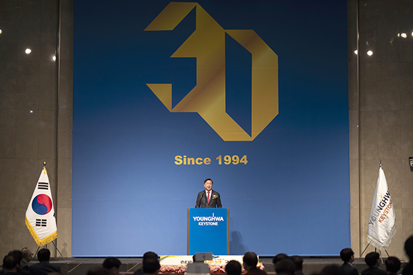 영화키스톤 김인구 회장이 ‘창립 30주년 기념식’에서 기념사를 하고 있다.