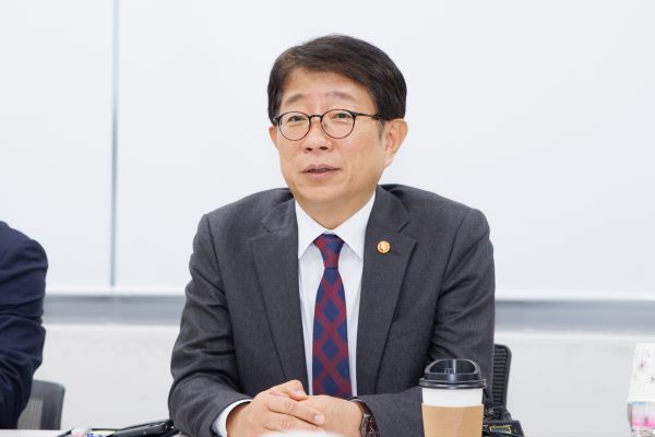 박상우 국토교통부 장관이 어제(14일) 정부세종청사에서 진행된 ‘국토교통 개혁 TF’ 첫 회의에 참석해 발언하고 있다.(사진제공 : 국토부)