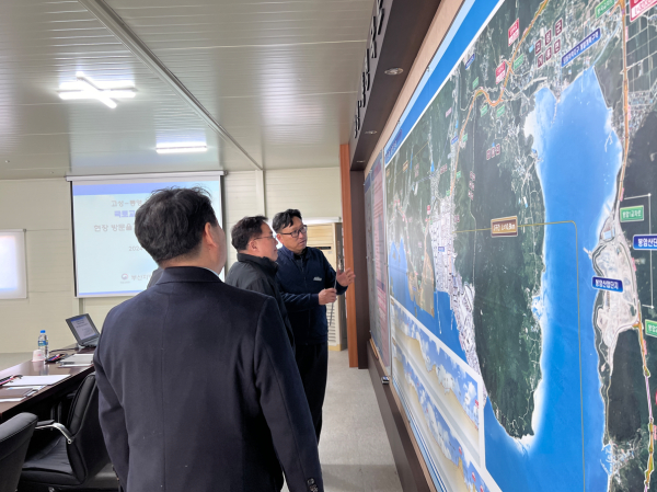 백원국 국토교통부 제2차관이 최근 국도77호선 고성-통영 건설현장을 방문해 공사 진행 상황을 점검하고 있다.(사진제공 : 국토부)