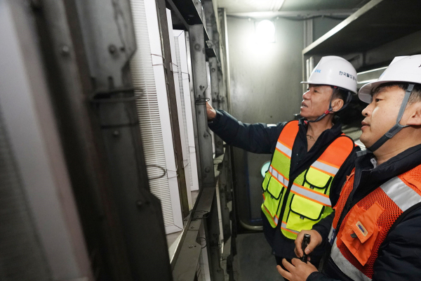 한문희 코레일 사장(왼쪽)이 27일 수인분당선 서울숲역을 찾아 지하역사에 설치된 ‘공기청정 설비’를 점검하고 있다.