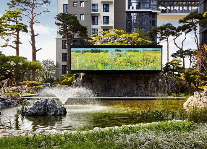 가든베일리, 연못과 초대형 미디어 큐브.