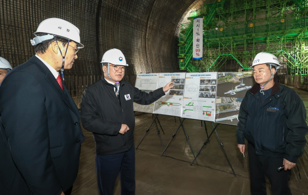백원국 국토교통부 제2차관(가운데)이 최근 신안산선 복선전철 공사현장을 점검하고 있다.(사진제공 :국토부)