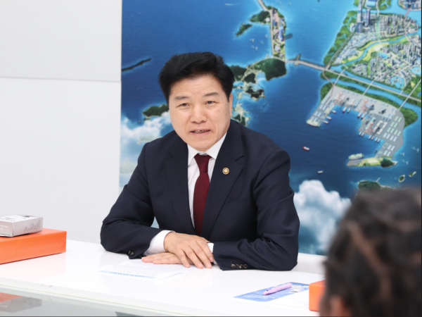 김경안 새만금개발청장이 새만금 투자전시관에서 해외 공무원들과 이야기를 나누고 있다.(사진제공 : 새만금개발청장)