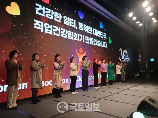김숙영 직업건강간호협회 회장(가운데)이 건강한 노동자, 행복한 대한민국을 만들기 위한 결의문 낭독 후 참석자들에게 박수를 치고 있다. 
