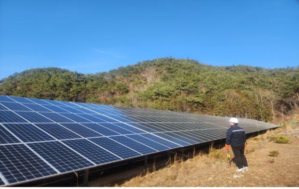 한전MCS의 전국 네트워크 다기능 에너지 전문인력이 태양광 발전 시설을 점검하고 있다.