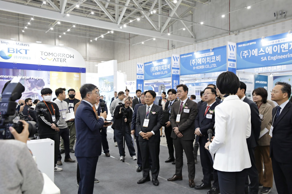 ‘2024 국제물산업박람회(WATER KOREA)’ 전시장 주요부스를 관람하고 있는 VIP 모습. 김동우 부강테크 대표가 혁신적인 하수처리 기술에 대해 설명하고 있다.