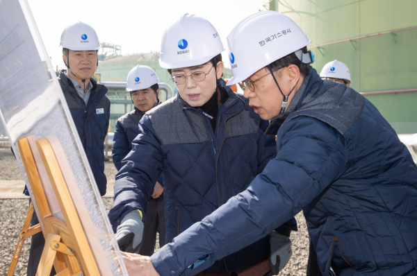 최연혜 가스공사 사장(가운데)이 통영 LNG생산기지 안전점검을 실시하고 있다.