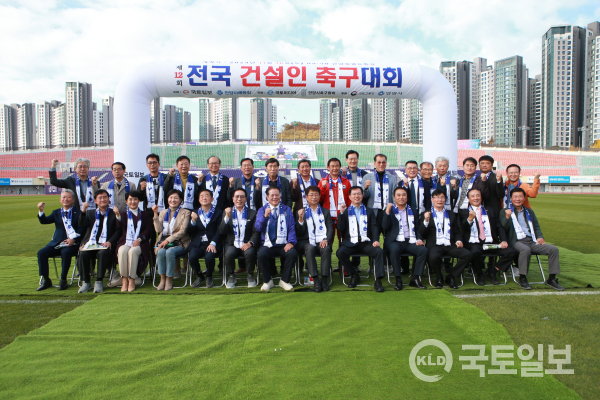개막식 후 전체 기념촬영.
