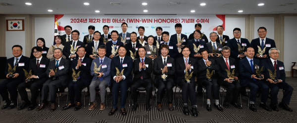 윈윈아너스 선정 기관·업체 참석자들이 기념촬영을 하고 있다.(사진제공 : 한국공항공사)