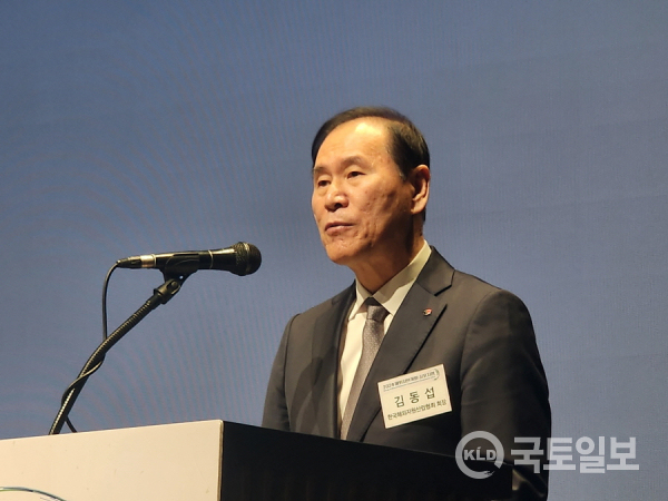 한국해외자원산업협회 김동철 협회장(석유공사 사장)이 심포지엄에서 인사말을 하고 있다.