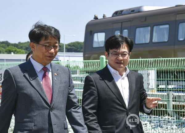 김병수 경기 김포시장(우)이 박상우 국토교통부 장관(좌)과 지역 현안에 대해 대화를 나누는 모습. (사진=김포시청)