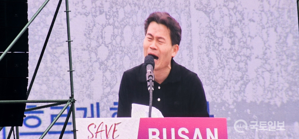 ▲1일 오후 부산역에서 비오는 가운데 열린 세이브코리아 부산구국기도회에서 전한길 강사가 연사로 참석해 발언하고 있다.(사진_한창기 기자)