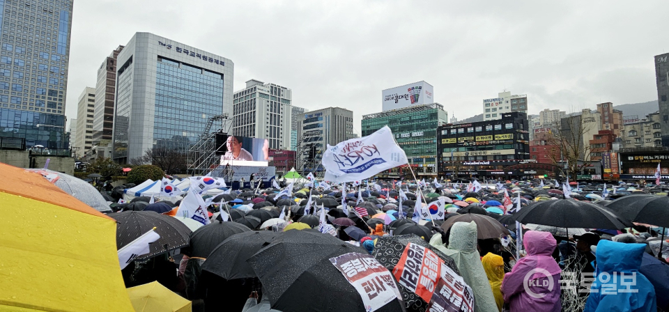 ▲1일 오후 부산역 광장에서 비오는 가운데 열린 세이브코리아 부산구국기도회에 많은 시민들이 운집해 있다.(사진_한창기 기자)