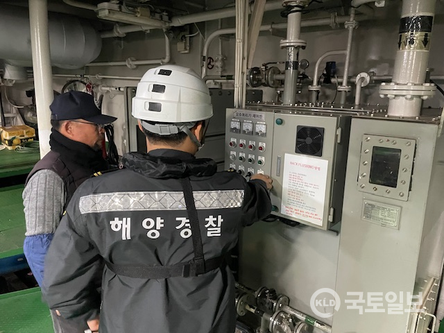 ▲오는 17일부터 3월 14일까지 4주간 수출용 패류생산 지정해역 내 패류 위생관리를 위해 선박의 오염물질 불법배출 행위를 집중 단속을 실시 한다.(사진_통영해경)