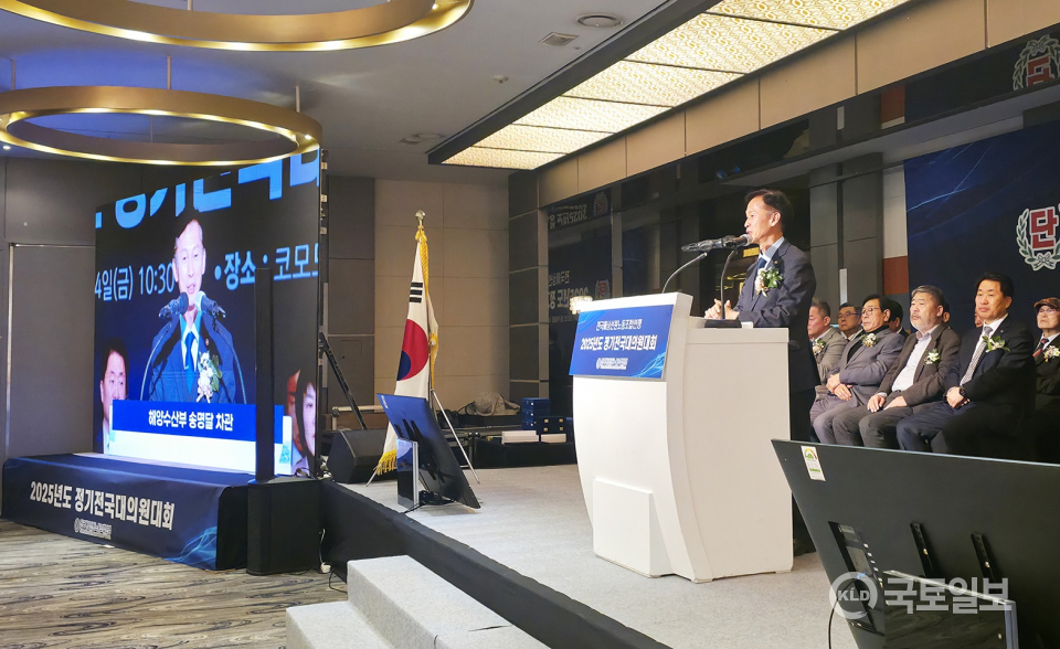 ▲15일 송명달 해양수산부 차관은 부산 코모도호텔에서 열린 ‘전국해상선원노동조합연맹’ 정기 대의원대회에 참석해 축사를 하고 있다.(사진_해수부)