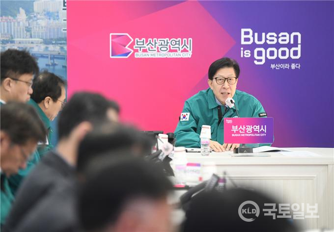 ▲18일 오전 9시 시청 재난안전대책본부에서 박형준 시장 주재로 해양선박(어선) 사고 예방을 위한 관계기관 대책회의를 하고 있다.(사진_부산시)