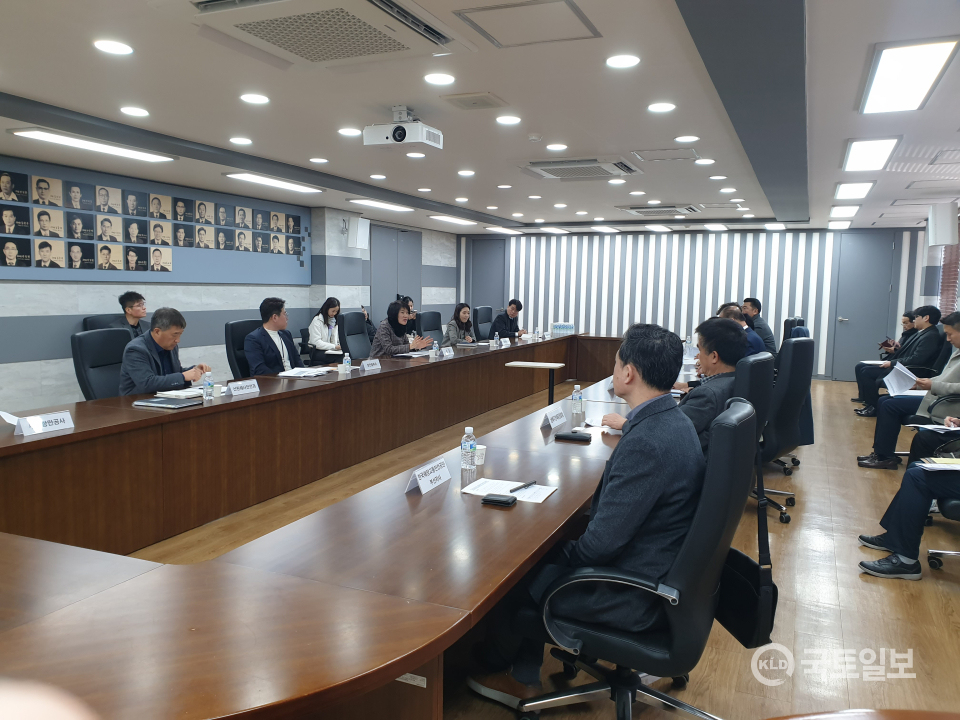 24일 오후 2시 부산해수청 중회의실에서 부산해양경찰서, 부산항만공사, 한국급유선선주협회, 부산예부산선주협회, 해양환경공단 등 유관기관 및 업단체와 함께 ‘해양오염사고 예방 간담회’를 개최하고 있다.(사진_부산해수청)