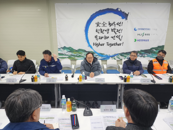 김광일 기술안전본부장(가운데)과 현장 근무자들의 안전간담회 현장.