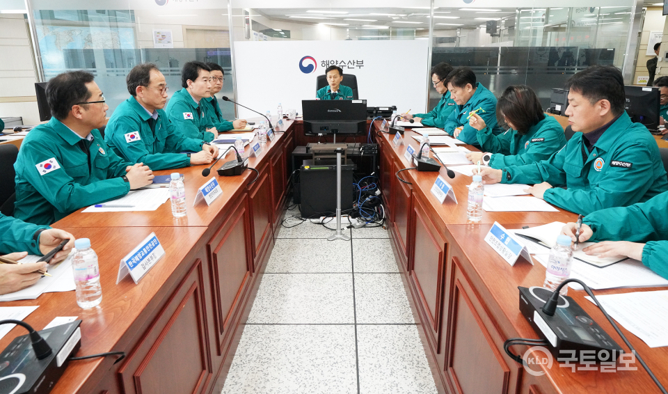 ▲28일 정부세종청사에서 ‘해양사고 예방 및 안전관리 추진현황 점검회의’를 하고 있다.(사진_해수부)