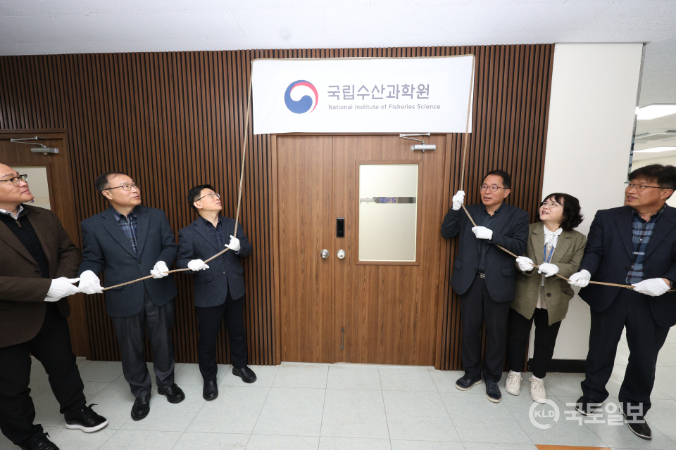 ▲양식업 면허심사평가상황실 개소식.(최용석 수과원장, 좌측 3번째)(사진_수과원)