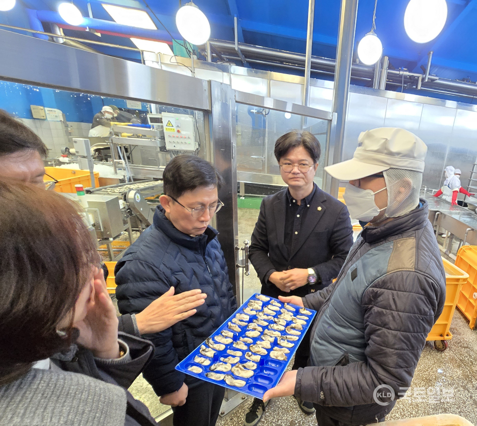 ▲6일 경남 통영을 방문해 패류 가공공장의 위생관리 실태를 점검하고, 업계 애로사항을 청취하고 있다.(최용석 수과원장, 좌측 2번째)(사진_수과원)