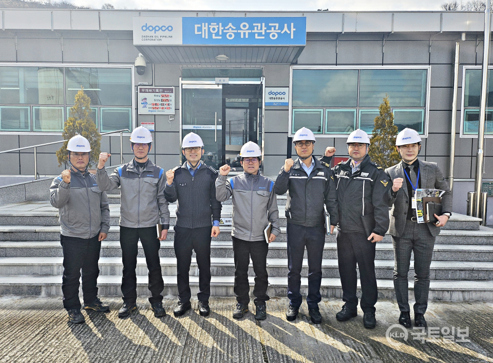 ▲창원해경과 대한송유관공사 경남시자가 빠른 해양사고 대응을 위해 협력체계를 다지고 있다.(사진_창원해경)