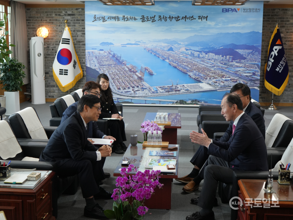 ▲부산항을 방문한 ONE 관계자들 (좌: 부산항만공사 송상근 사장, 우: 히로키 츠지 ONE 부사장).(사진_부산항만공사)