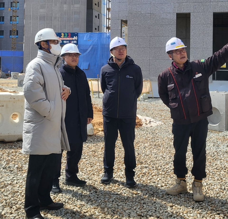이상진 수도권대기환경청장(오른쪽 두번째)은 19일 평택화양지구 공동주택 건설 현장에서 공사장의 비산먼지 저감조치 등 관계기관과 합동점검을 하고 있다.