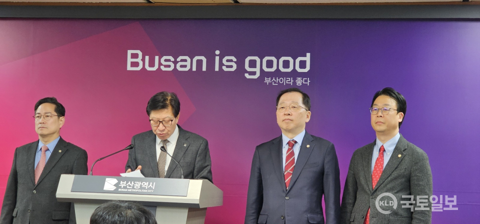 ▲21일 오후 부산시청 브리핑룸에서 열린 기자회견에서 '부산도시철도 부산항선' 건설 계획을 발표하고 있다.(왼쪽부터 박수영 국회의원, 박형준 부산시장, 조승환·곽규택 국회의원)(사진_안도일 기자)