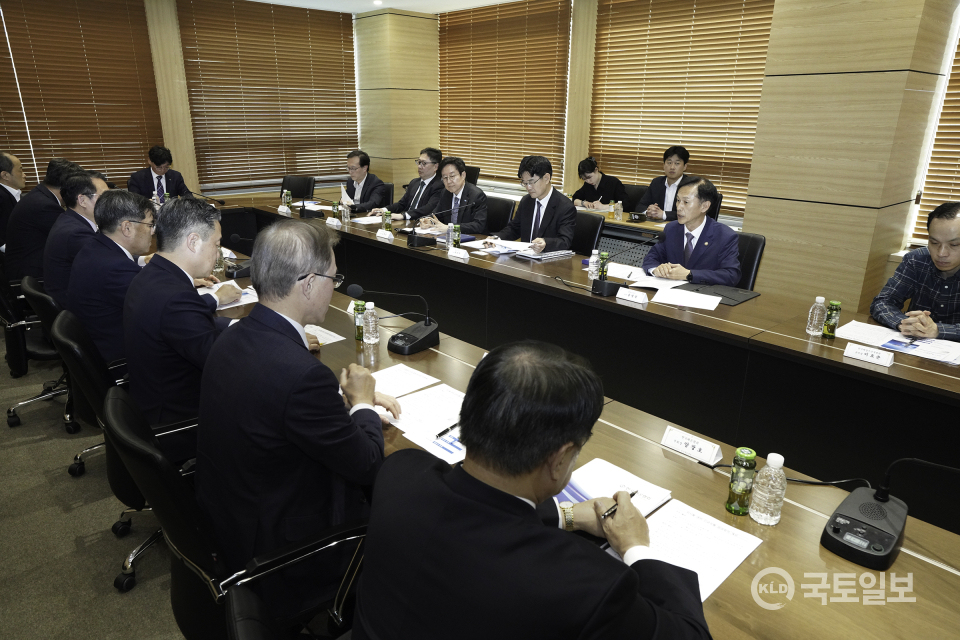 ▲26일 서울 영등포구 해운빌딩에서 컨테이너 해상운임 하락에 따른 시황 악화에 대비해 긴급상황 점검회의를 열고 있다.(사진_해수부)