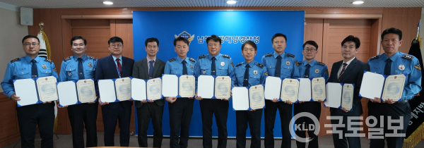 남해지방해양경찰청이 지난 28일 ‘반부패・청렴 실천 선언식’을 개최한 가운데 관계자들이 선언문을 들고 기념촬영을 하고 있다.(사진_남해지방해양경찰청)